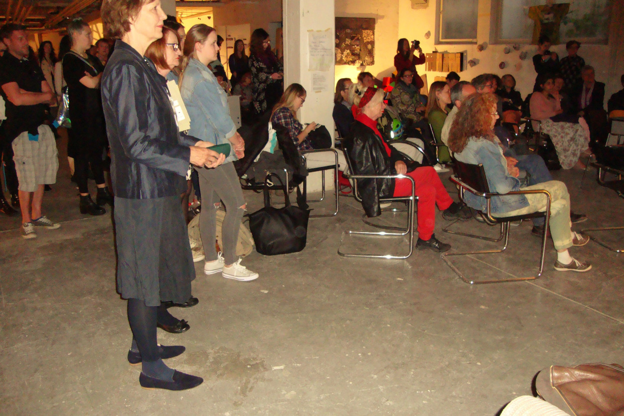 Foto von Muigg-Dauw_Künstler im Publikum_li. Ulrike Finn und Roswitha Vallendor